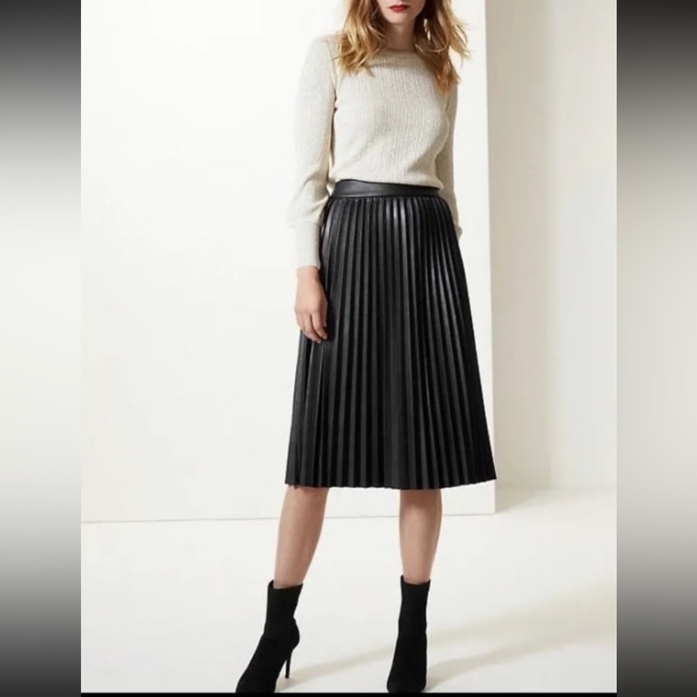 Pleaded faux leather skirt